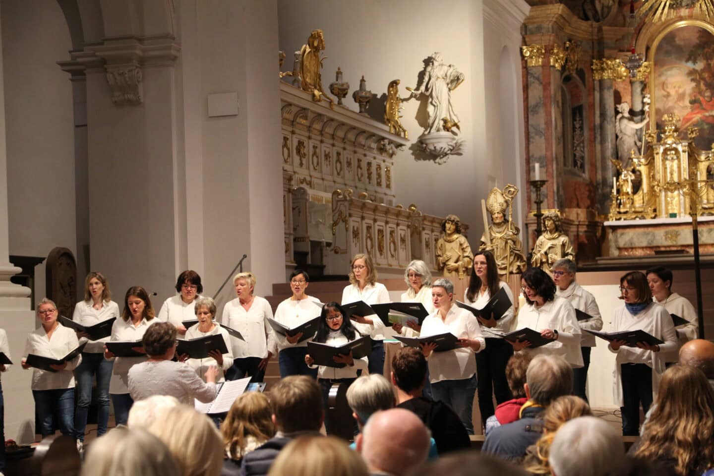 Musik, Licht, Kunst und Begegnung: Treffen Sie Gott und die Welt!