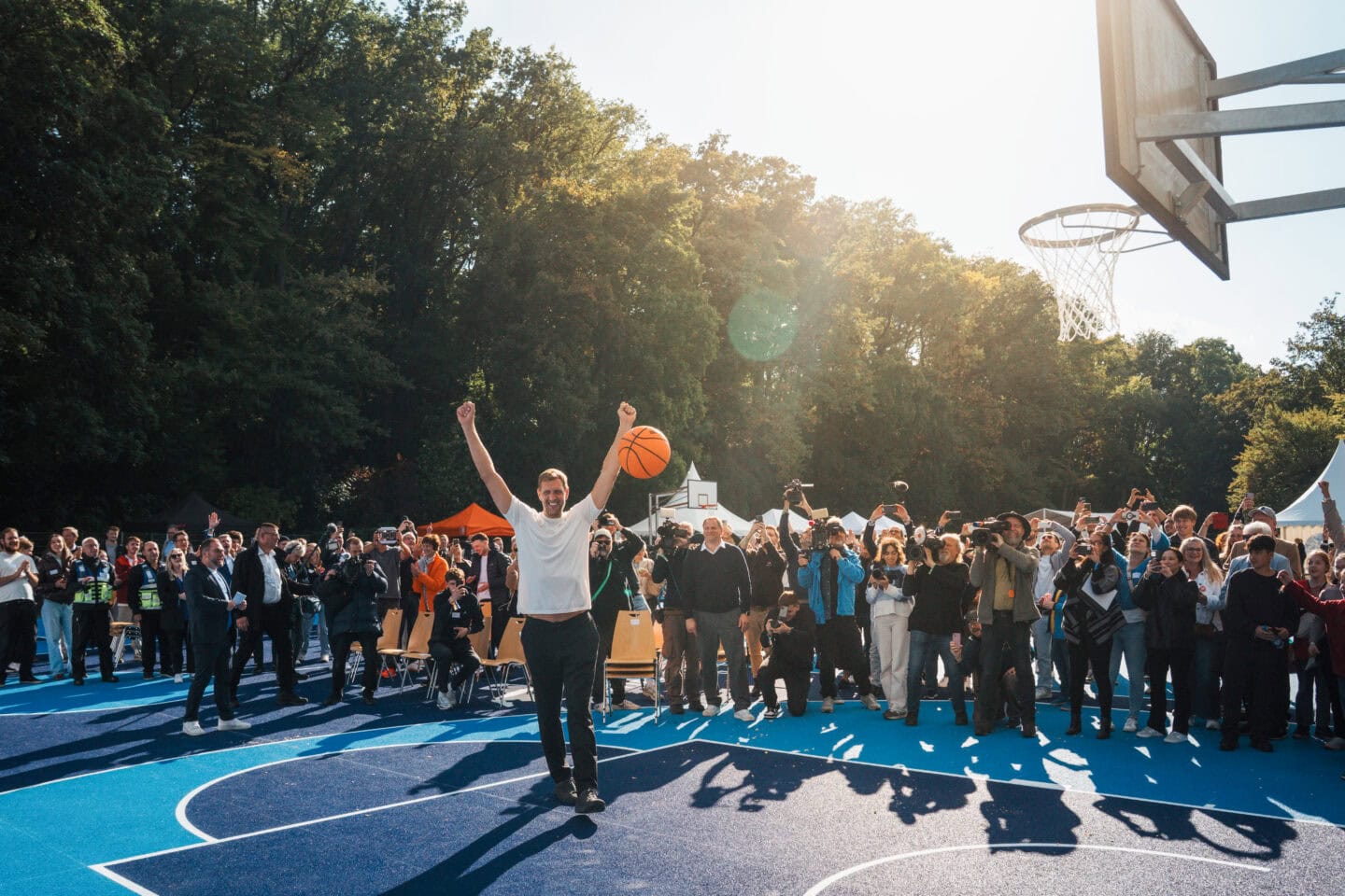 Dirk Nowitzki enthüllt Basketballplätze in Würzburg