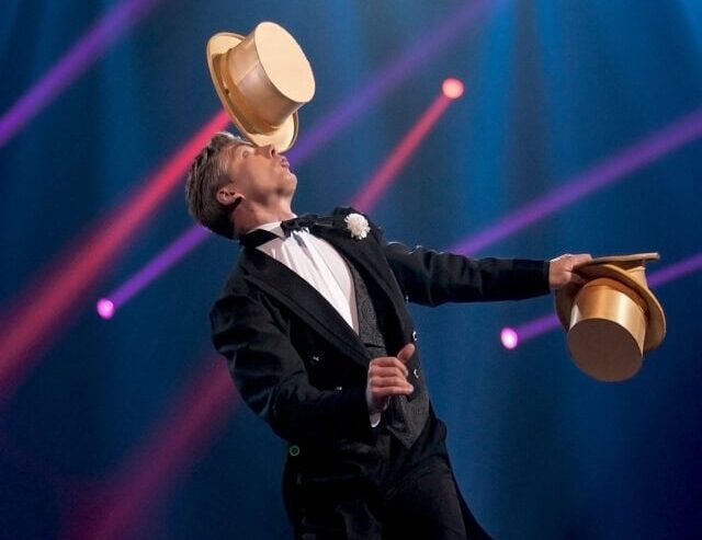 Würzburger-Weihnachtscircus-Kristian-Kristof-Gentlemanjongleur