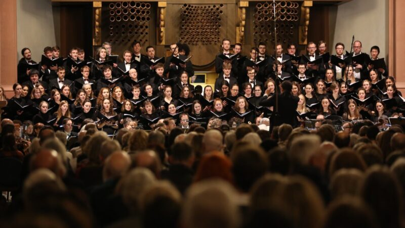 Monteverdichor: Weihnachtskonzert in der Neubaukirche – „Dem König der Ewigkeit“