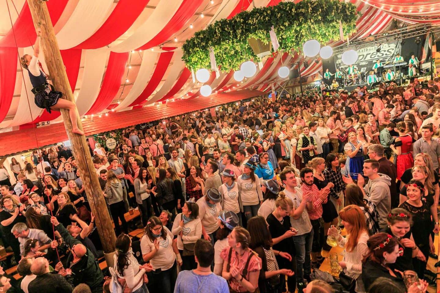 Würzburger-Frühjahrsvolksfest-Hahnzelt