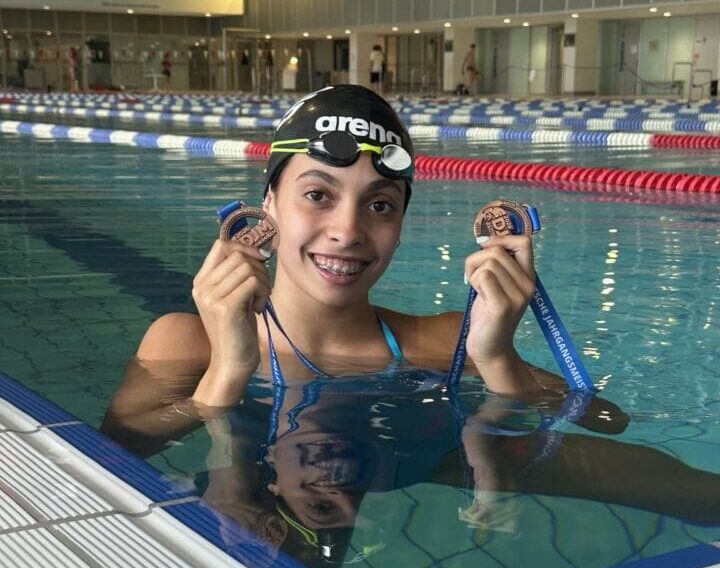 Zwischen Schulbank und Schwimmbecken: 16-jährige Würzburgerin schreibt ihre Erfolgsgeschichte