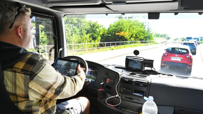 Auto-DEKRA-Handy-Ablenkung-am-Steuer