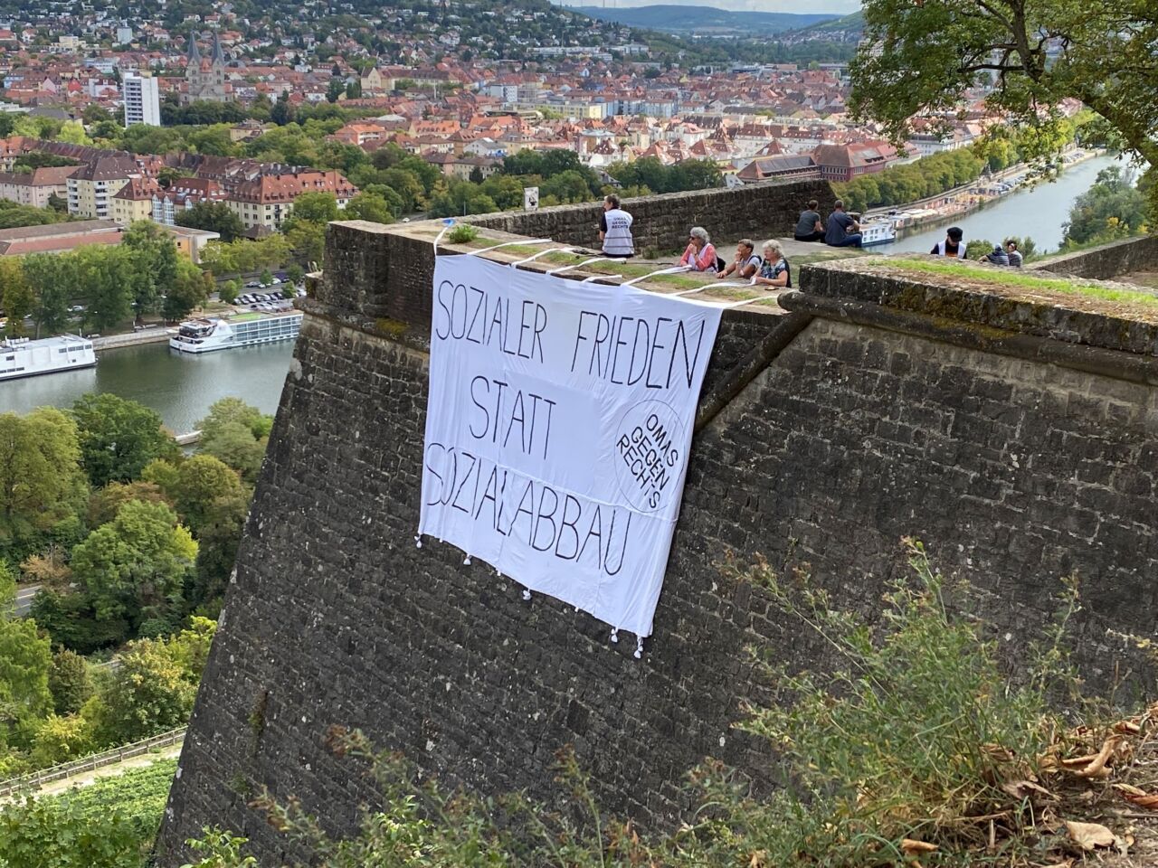 Omas gegen Rechts: „Sozialer Frieden statt Sozialabbau“