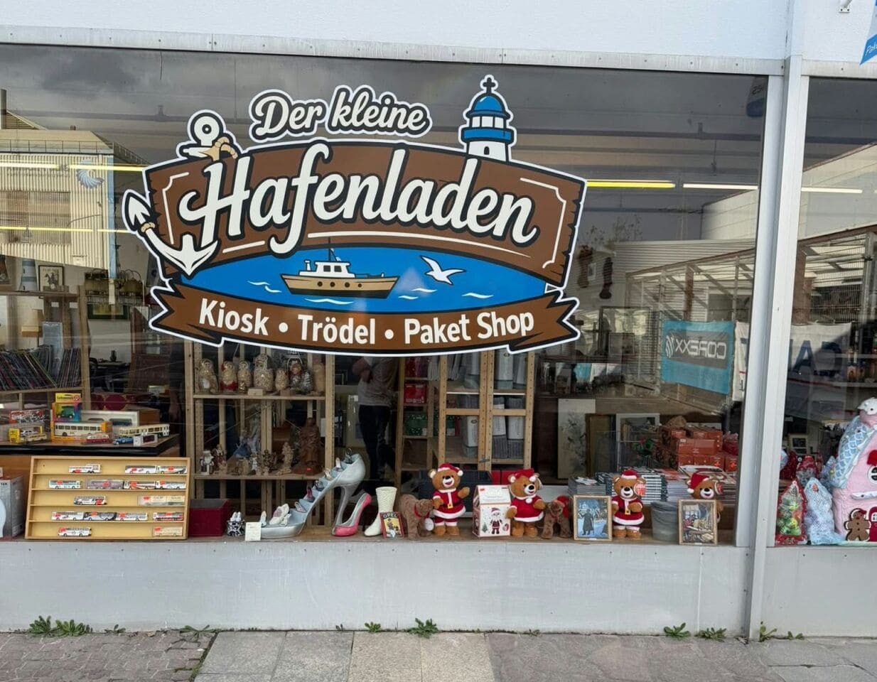 Brötchen holen, Kommode finden: Im kleinen Hafenladen ist für jeden was dabei